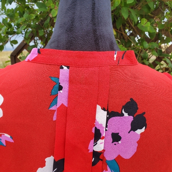 41 Hawthorn Breyson Pleat Detail Women's Blouse | Tropical Floral Red | Medium - Picture 13 of 15